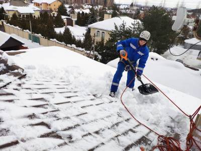 Удаление наледи и снега с крыши частного дома в Красногорске