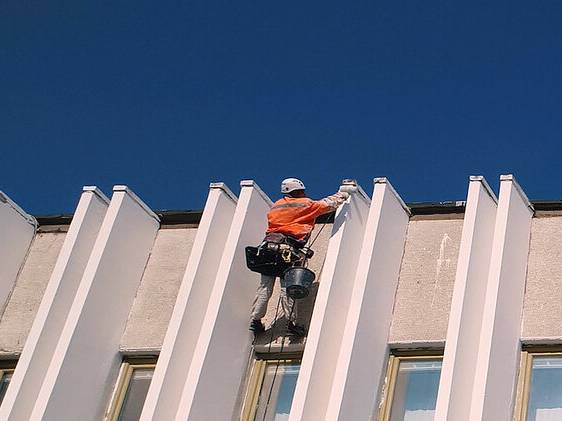 О сроках и порядке фасадного ремонта методом промышленного альпинизма