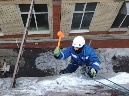 О правилах охраны труда при очистке крыш от снега