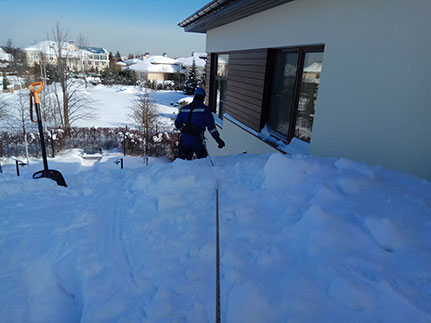 Очистка крыши частного дома от снега