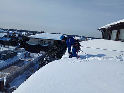 Уборка снега с кровли загородного дома